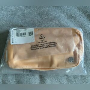 Everywhere Belt Bag 1L in Summer Glow